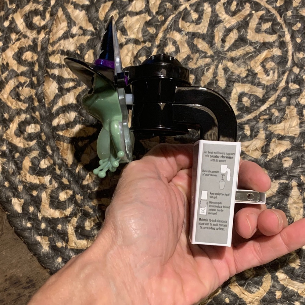 NWT Bath & Body Works Halloween 2025 Witchy Frog Wallflowers plug in - Picture 3 of 4